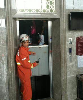 懷集一酒店電梯突發故障致8人被困，消防官兵火速馳援成功解救
